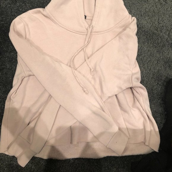 Brandy Melville Cropped Sweatshirt - Picture 2 of 2